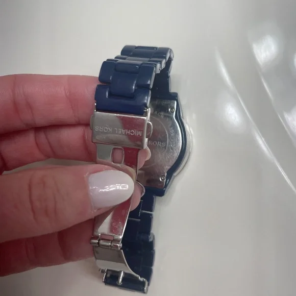 Michael kors blue watch w diamond chips - Picture 4 of 5